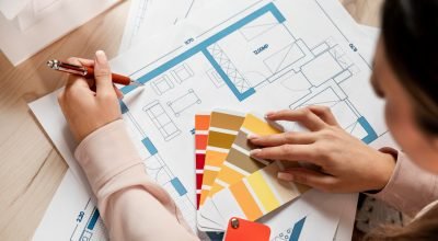 close-up-woman-with-color-palette (1)