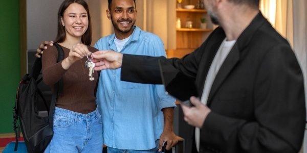 medium-shot-couple-receiving-keys (1)